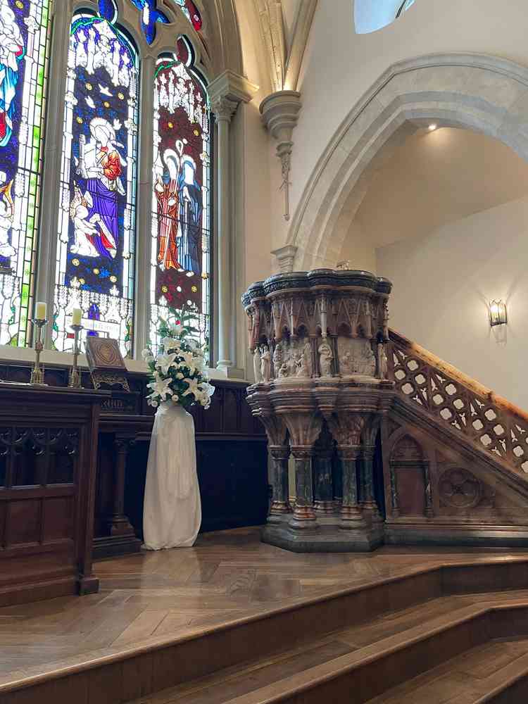 チャペルです。説教台というものが手すりが長い年月を経て色が変わっている印象的でした。