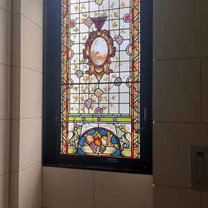 教会の前には天然光のステンドグラスが設置されている。