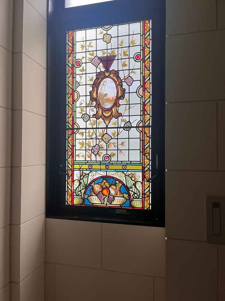 教会の前には天然光のステンドグラスが設置されている。