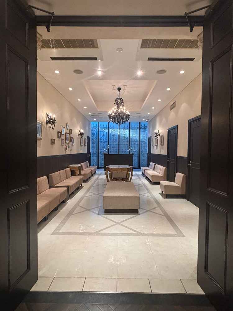 落ち着いた雰囲気の待合スペース。ソファも多く、ゲストがゆったり過ごせそうでした。