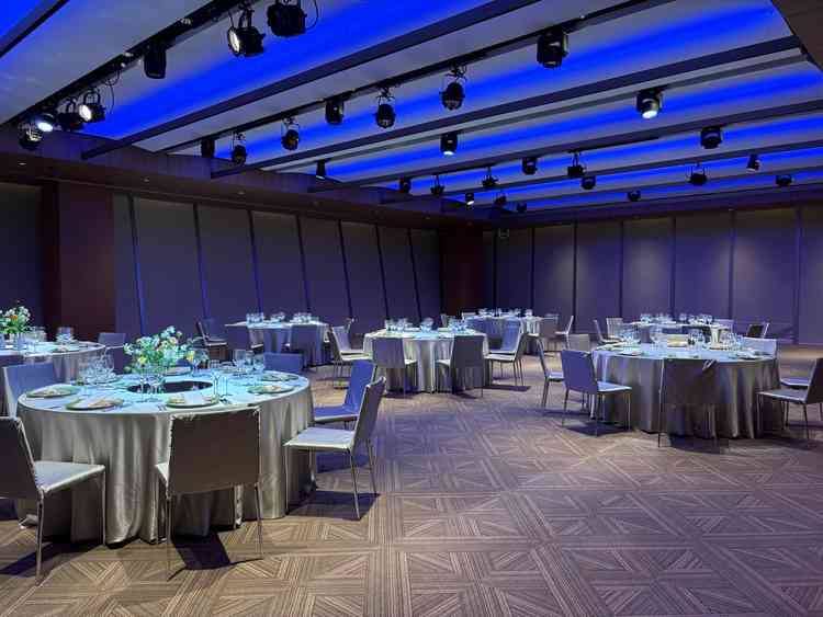 披露宴会場(カーテンを閉めた状態)。大きな窓があり開放的だが、カーテンを閉めると雰囲気を変えられる。