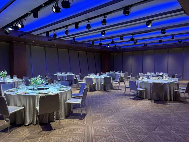 披露宴会場(カーテンを閉めた状態)。大きな窓があり開放的だが、カーテンを閉めると雰囲気を変えられる。