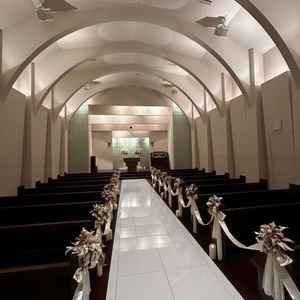 式場チャペル写真。ゲスト側から