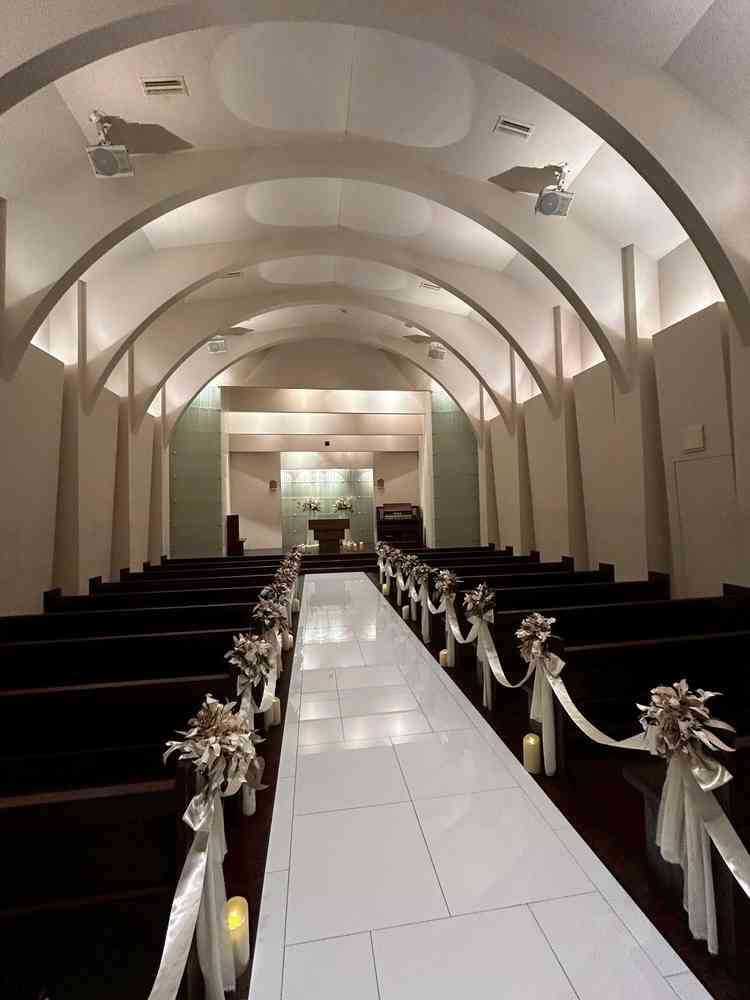 式場チャペル写真。ゲスト側から