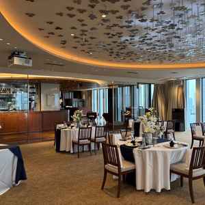 披露宴会場。奥にオープンキッチンが見えます。