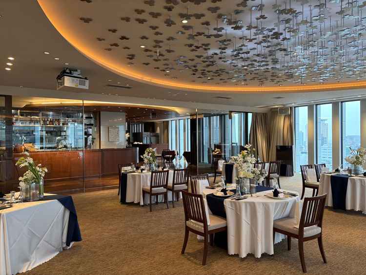 披露宴会場。奥にオープンキッチンが見えます。