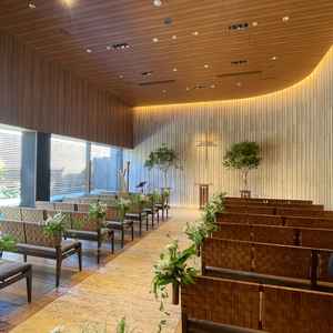 逆光にならない程度に日当たりの良いチャペル。