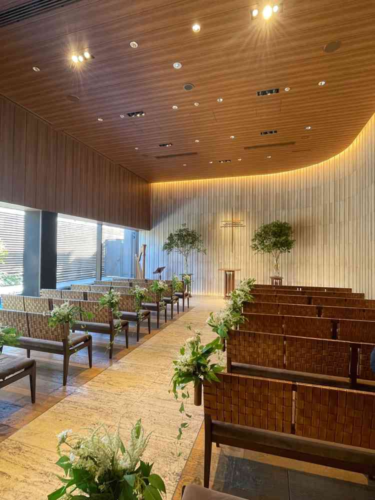 逆光にならない程度に日当たりの良いチャペル。