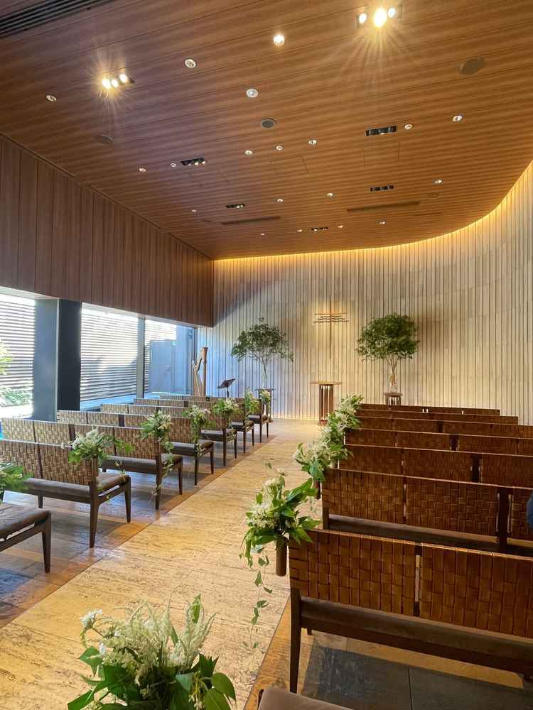 逆光にならない程度に日当たりの良いチャペル。