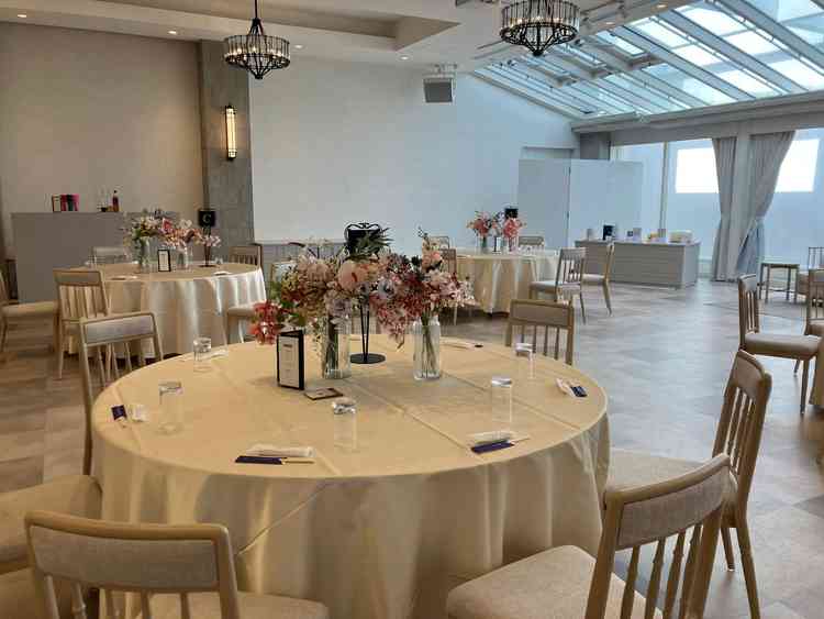 披露宴会場です。ガラス張りの天井があり自然光が差して明るい雰囲気でよかったです。