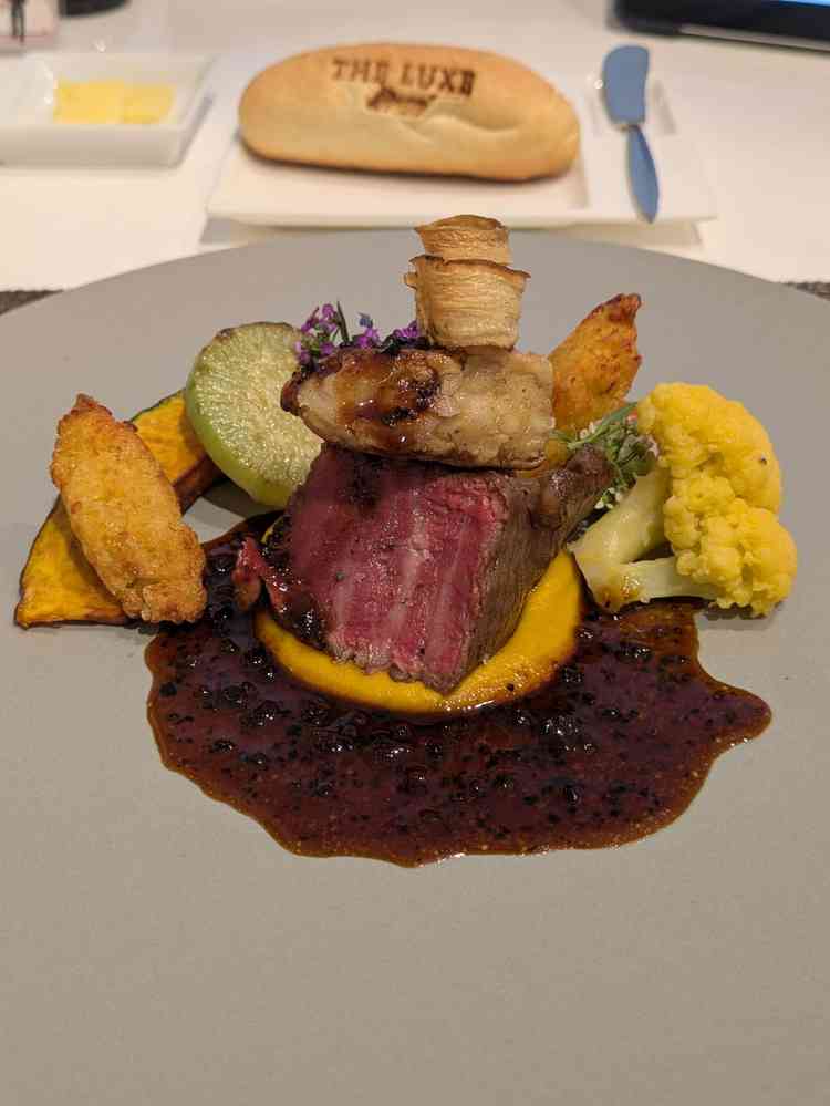 料理。パンに好きな名前を印字できる。