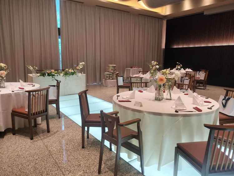 会場は長方形で、高砂から全員見渡せて良いです。