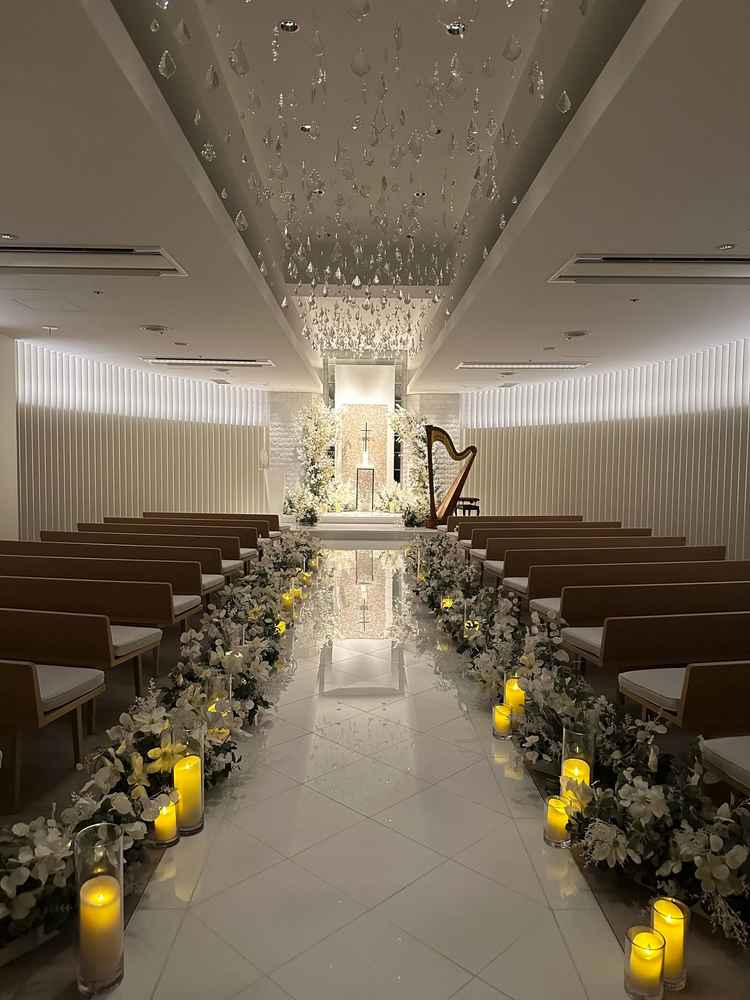 少し照明を落としたチャペル