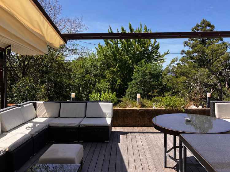 二つ目の披露宴会場にあるテラスです。こちらは若草山の雄大な自然と風を感じることができ素敵でした。