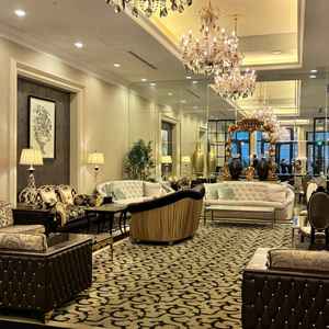 待合室ロビー。高級感がありながらも落ち着きのある空間。上品なインテリアや香りが印象的。