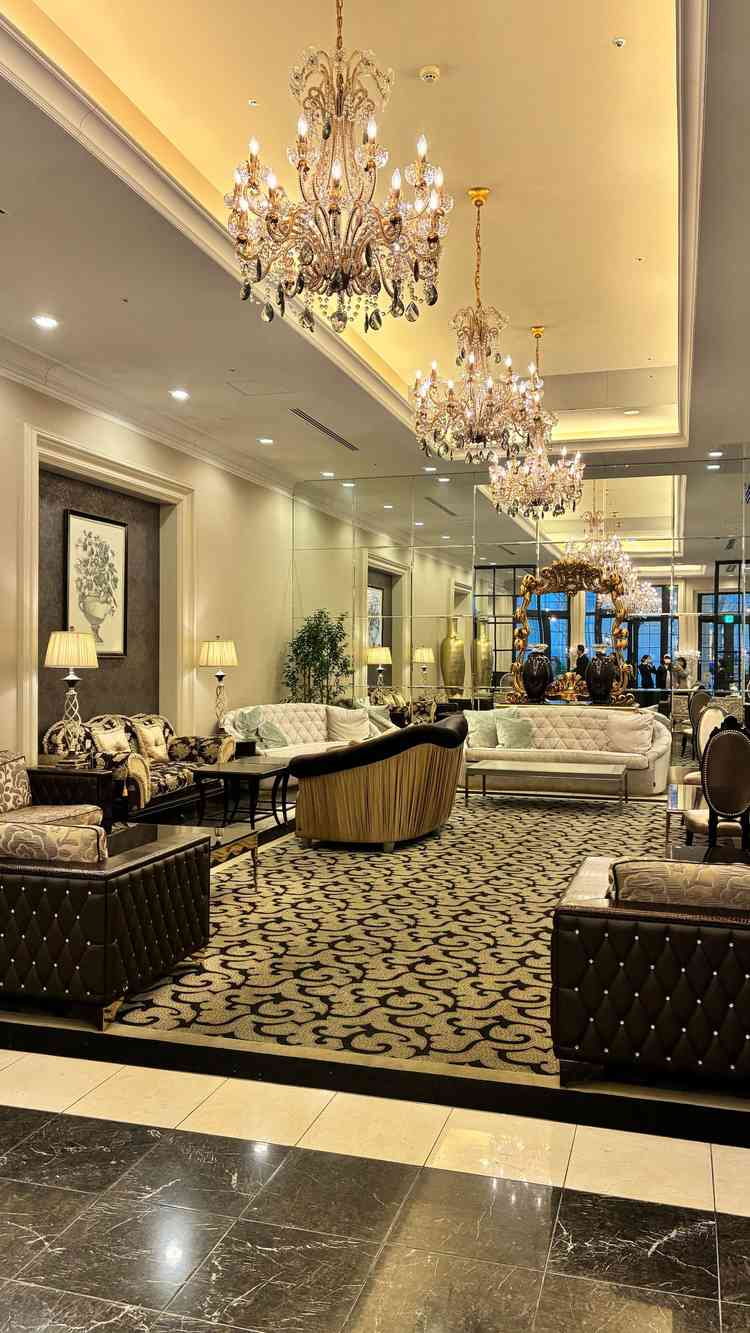 待合室ロビー。高級感がありながらも落ち着きのある空間。上品なインテリアや香りが印象的。