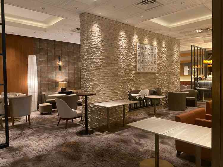 ゲスト用のロビーはカフェ形式になっており、当日は椅子の配置等も変えられるそうです。