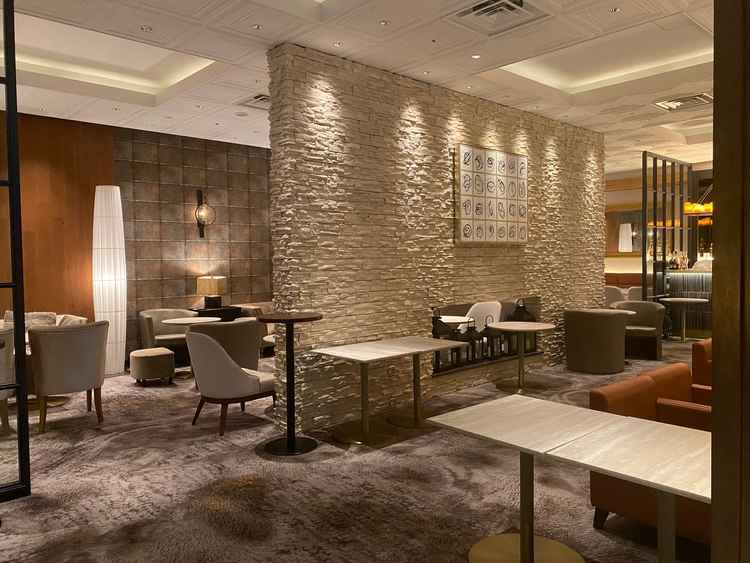 ゲスト用のロビーはカフェ形式になっており、当日は椅子の配置等も変えられるそうです。