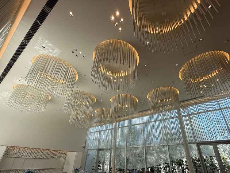 披露宴会場のシャンデリアは煌めきがすごく、会場に入った瞬間気分が上がります。