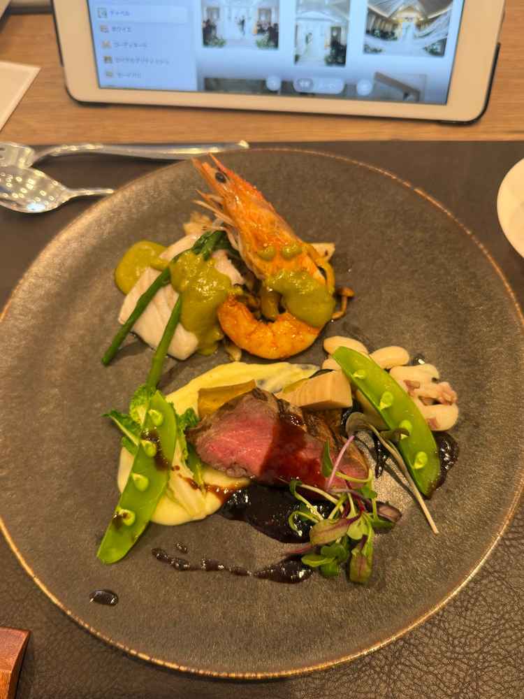 写真2（メイン）鴨肉のステーキは柔らかくて美味しかった。えびも、周りの野菜も味付けがちょうどよい。