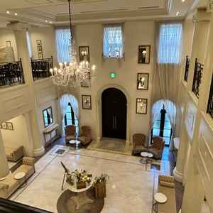 ロビーを上からみた写真。写しきれないくらいの待合スペースがあり、窮屈感がないのが良いと思う。