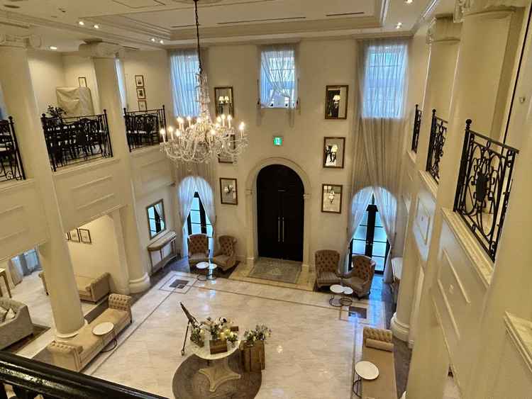 ロビーを上からみた写真。写しきれないくらいの待合スペースがあり、窮屈感がないのが良いと思う。