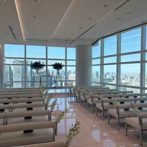 白を基調とした開放感のあるチャペルでした。