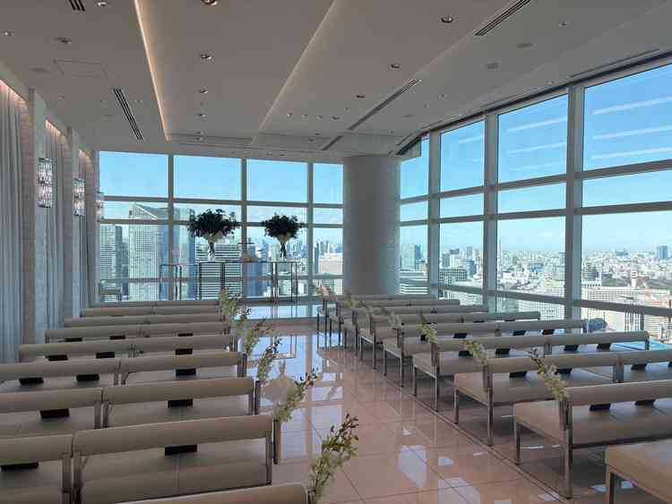 白を基調とした開放感のあるチャペルでした。