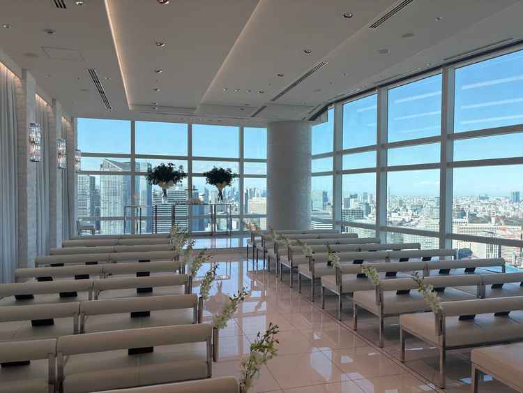 白を基調とした開放感のあるチャペルでした。