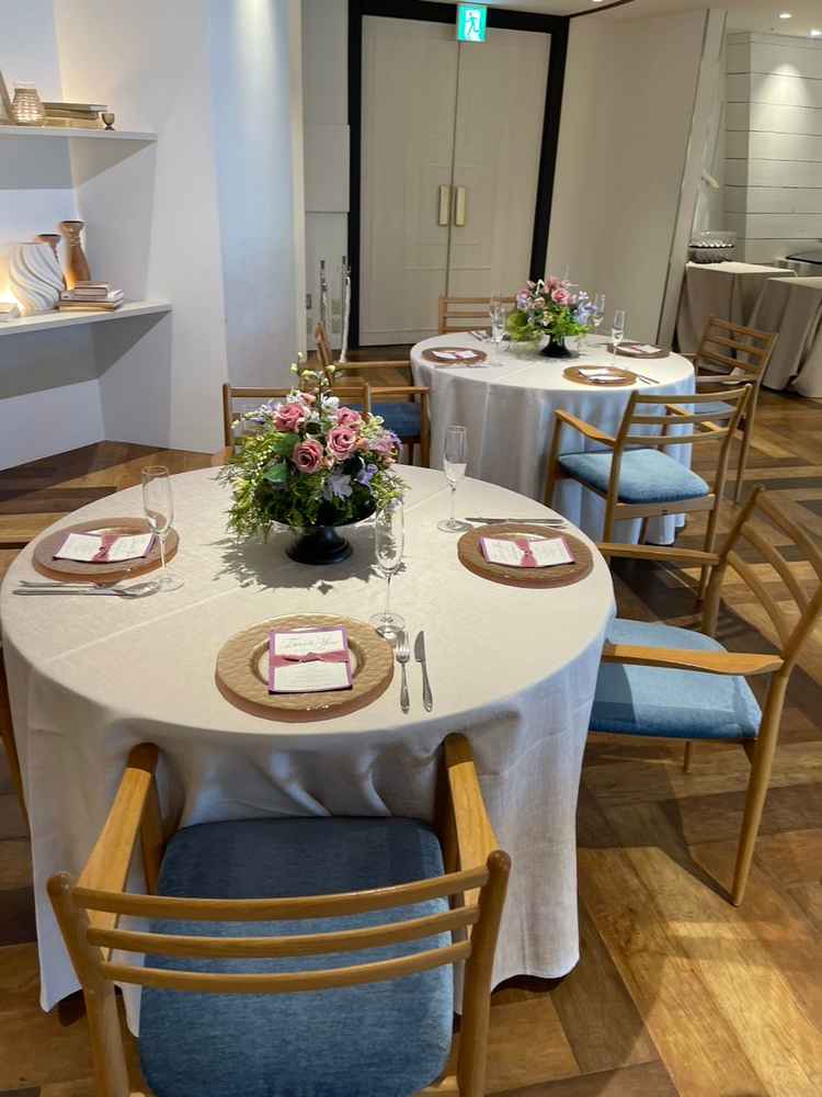 披露宴会場。テーブルコーディネートやプロジェクター、スクリーンなど、細かな工夫が詰まっていました。