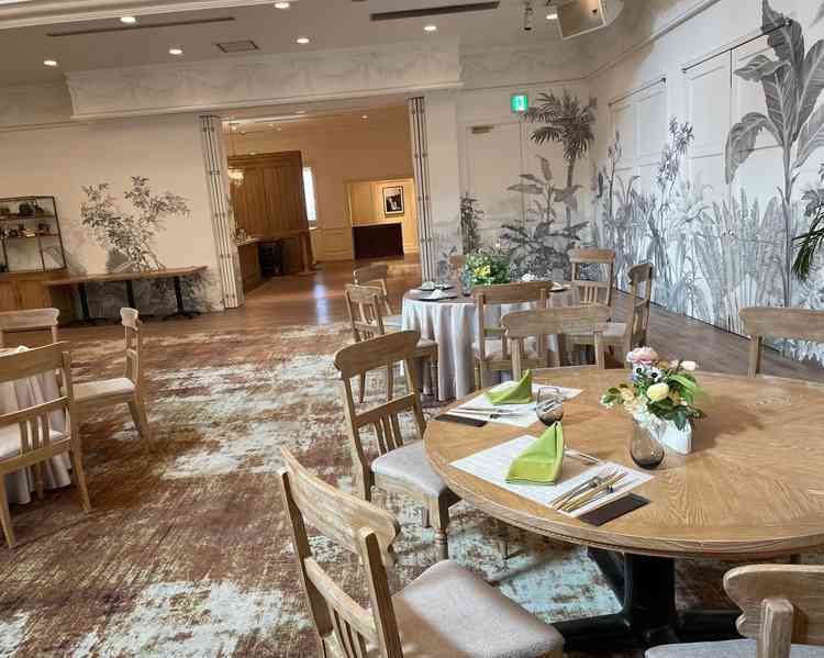 披露宴会場はカジュアルな雰囲気であり、ゲストと近い距離で楽しめます。