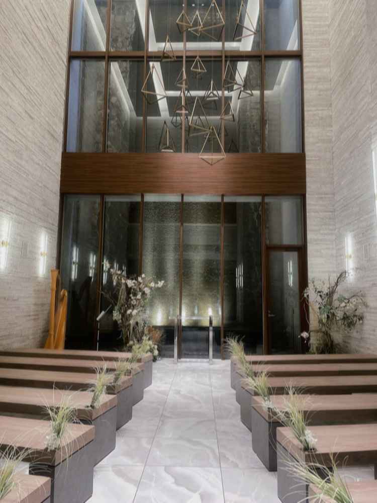 チャペルは高い天井と水の流れる背景の滝が印象的で、神聖さと落ち着きを感じられる素敵な空間でした。