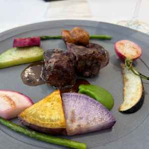 和牛フィレ肉のグリエ。各フロアに厨房があることで、あたたかい料理を提供可能。個別対応も可能。