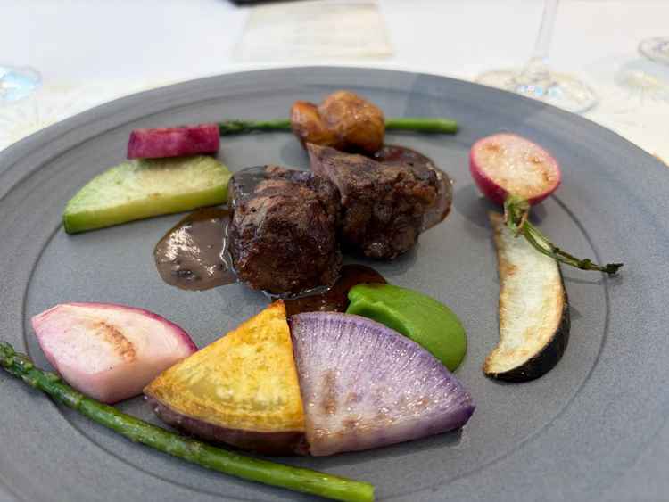 和牛フィレ肉のグリエ。各フロアに厨房があることで、あたたかい料理を提供可能。個別対応も可能。