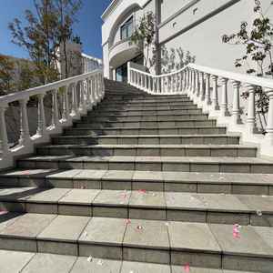 外階段、こっからおりる。フラワーシャワーとか