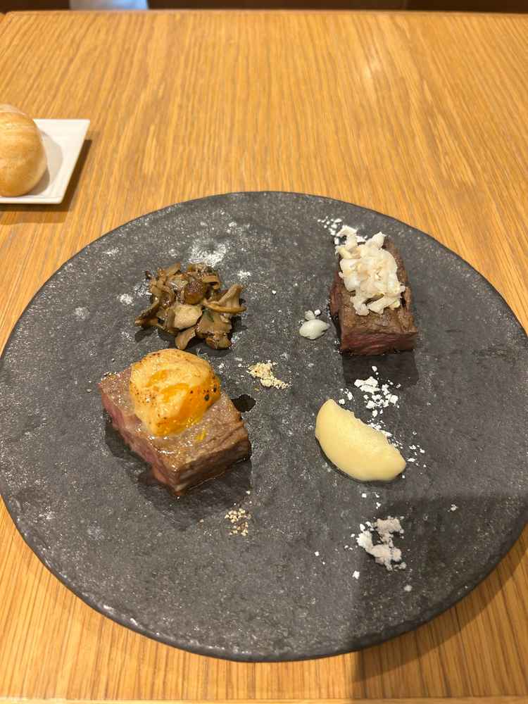 色のテーマごとに味付けされた和牛。