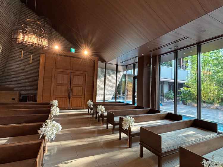 祭壇側から見たチャペルの出入り口の写真