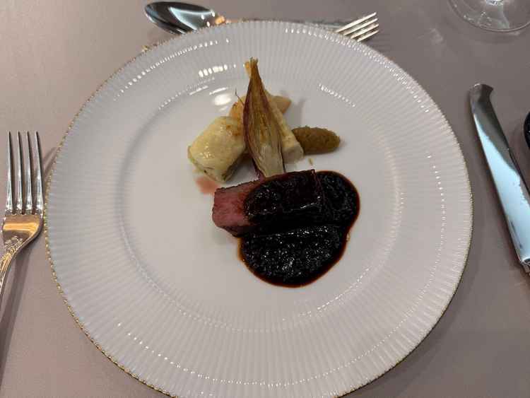 お肉料理は分厚くボリュームがありながら、味噌をベースとしたソースで頂けるので非常に食べやすいです。