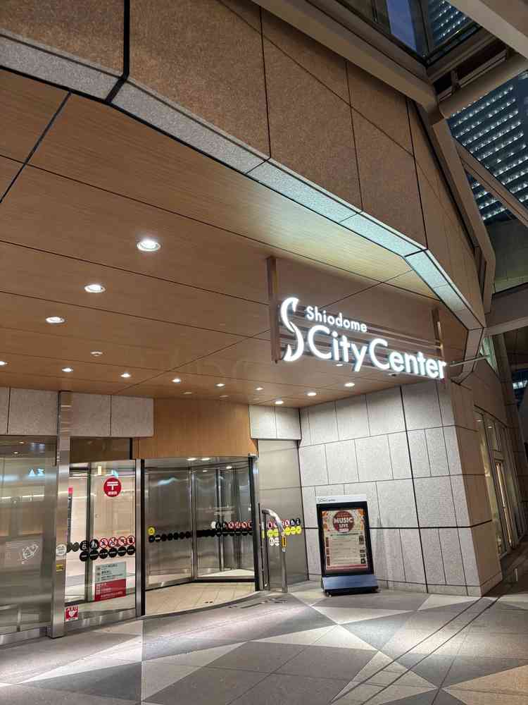 建物外観：汐留の高層ビルに入るモダンな外観。