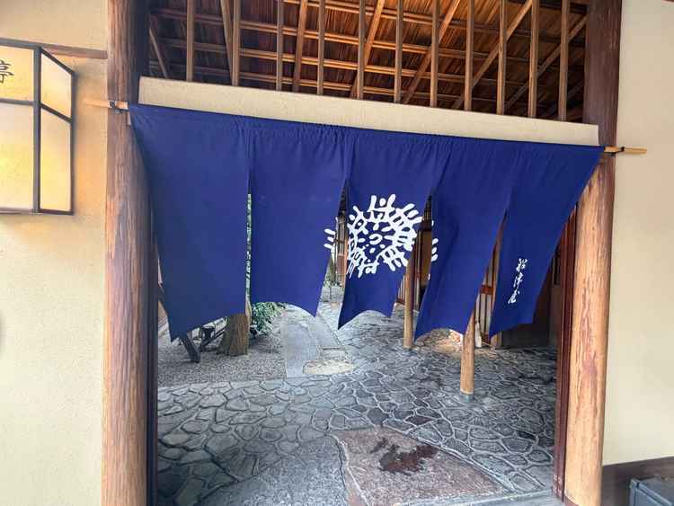 入り口の暖簾からも船津屋の歴史と風格を感じることができます。