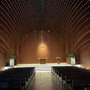 木を基調としたチャペルで、温もりを感じました。シーンによって照明が変わり、雰囲気がガラッと変わります