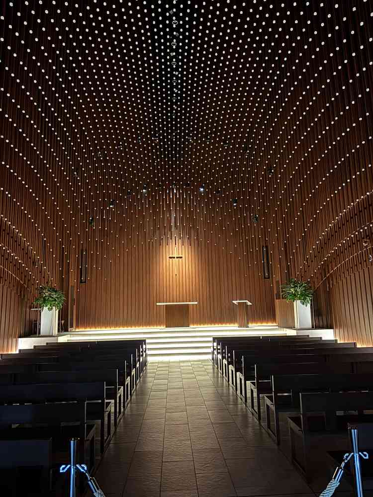 木を基調としたチャペルで、温もりを感じました。シーンによって照明が変わり、雰囲気がガラッと変わります