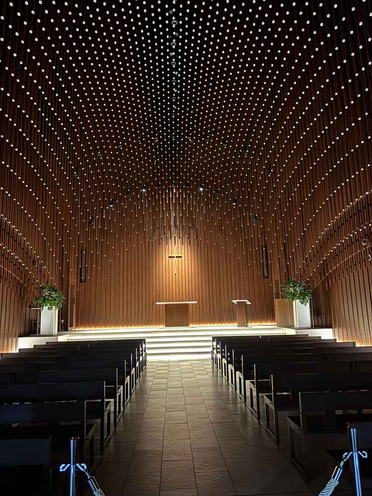 木を基調としたチャペルで、温もりを感じました。シーンによって照明が変わり、雰囲気がガラッと変わります