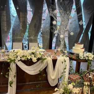 装花がとても素敵。演出として中座の間にゲストの前でお花を加えて華やかにする演出か良いと感じました