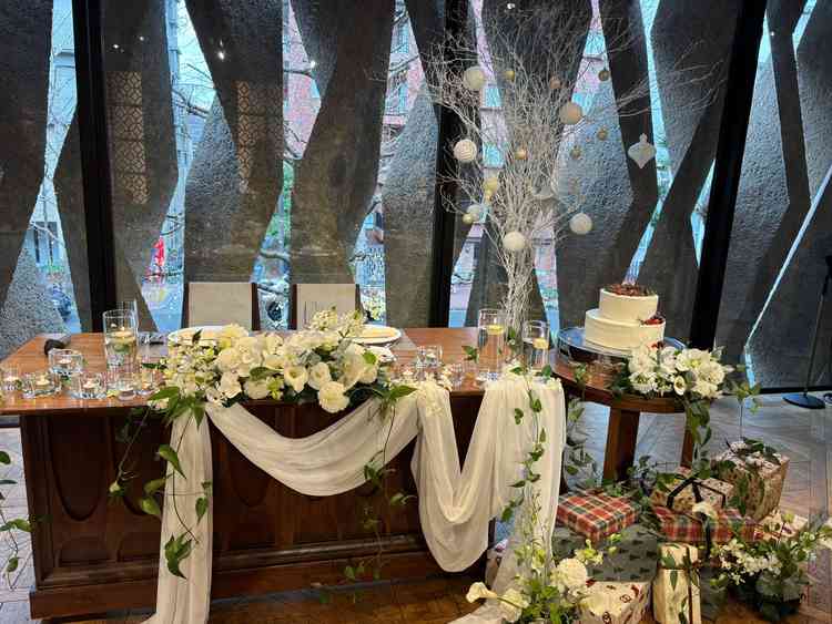 装花がとても素敵。演出として中座の間にゲストの前でお花を加えて華やかにする演出か良いと感じました