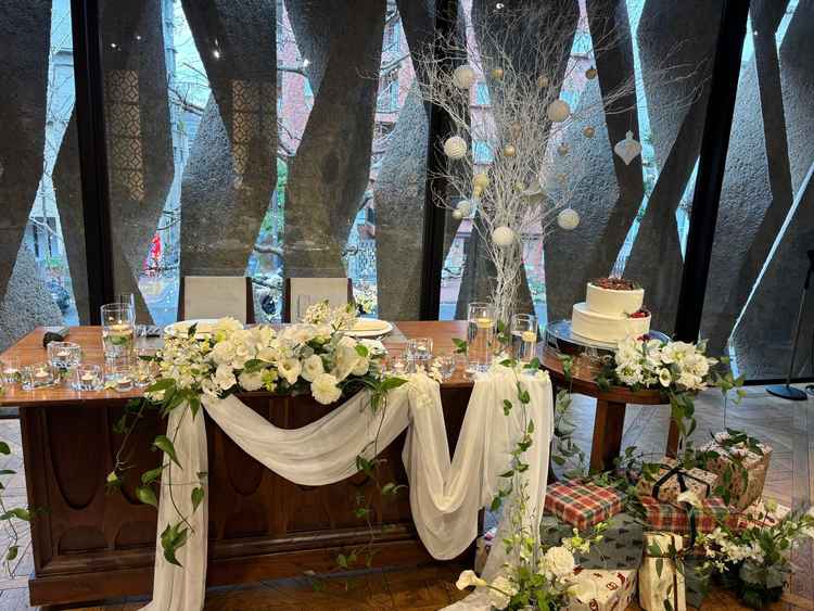 装花がとても素敵。演出として中座の間にゲストの前でお花を加えて華やかにする演出か良いと感じました