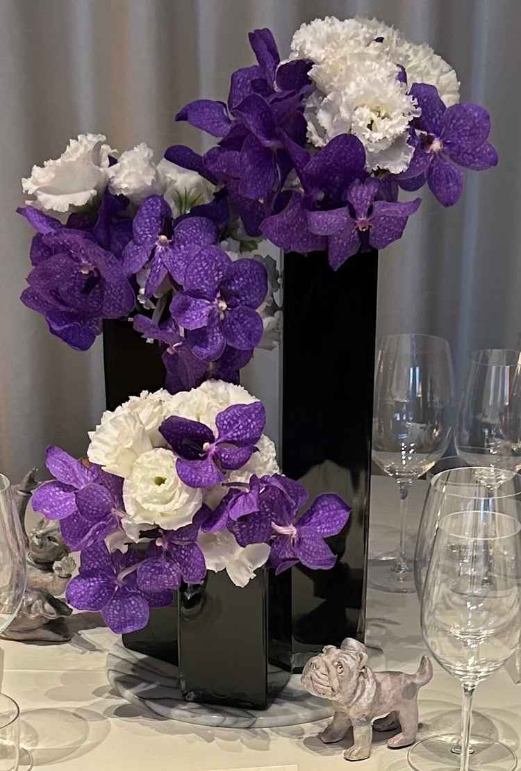 テーブルフラワーです。高さもあり，紫色も珍しく素敵でした。