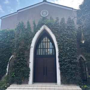 チャペルの外観写真。とてもおしゃれで自然に囲まれた教会でした。