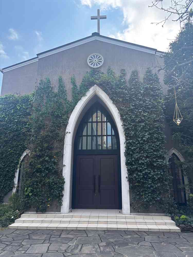 チャペルの外観写真。とてもおしゃれで自然に囲まれた教会でした。