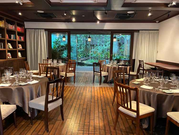 披露宴会場１つ目。中庭に繋がっていてゆっくり過ごせそうな環境でした。